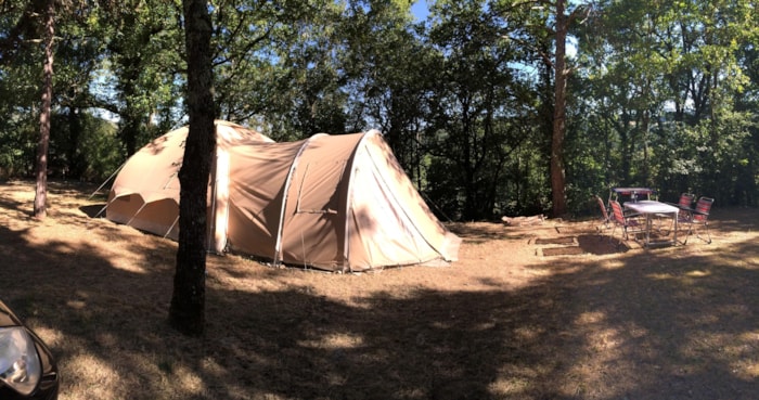 Tente Karsten Avec 2 Chambres, Salon De Jardin, Réfrigérateur, Camping Gaz (Sur Emplacement Mi-Ombragé De +200 M²)