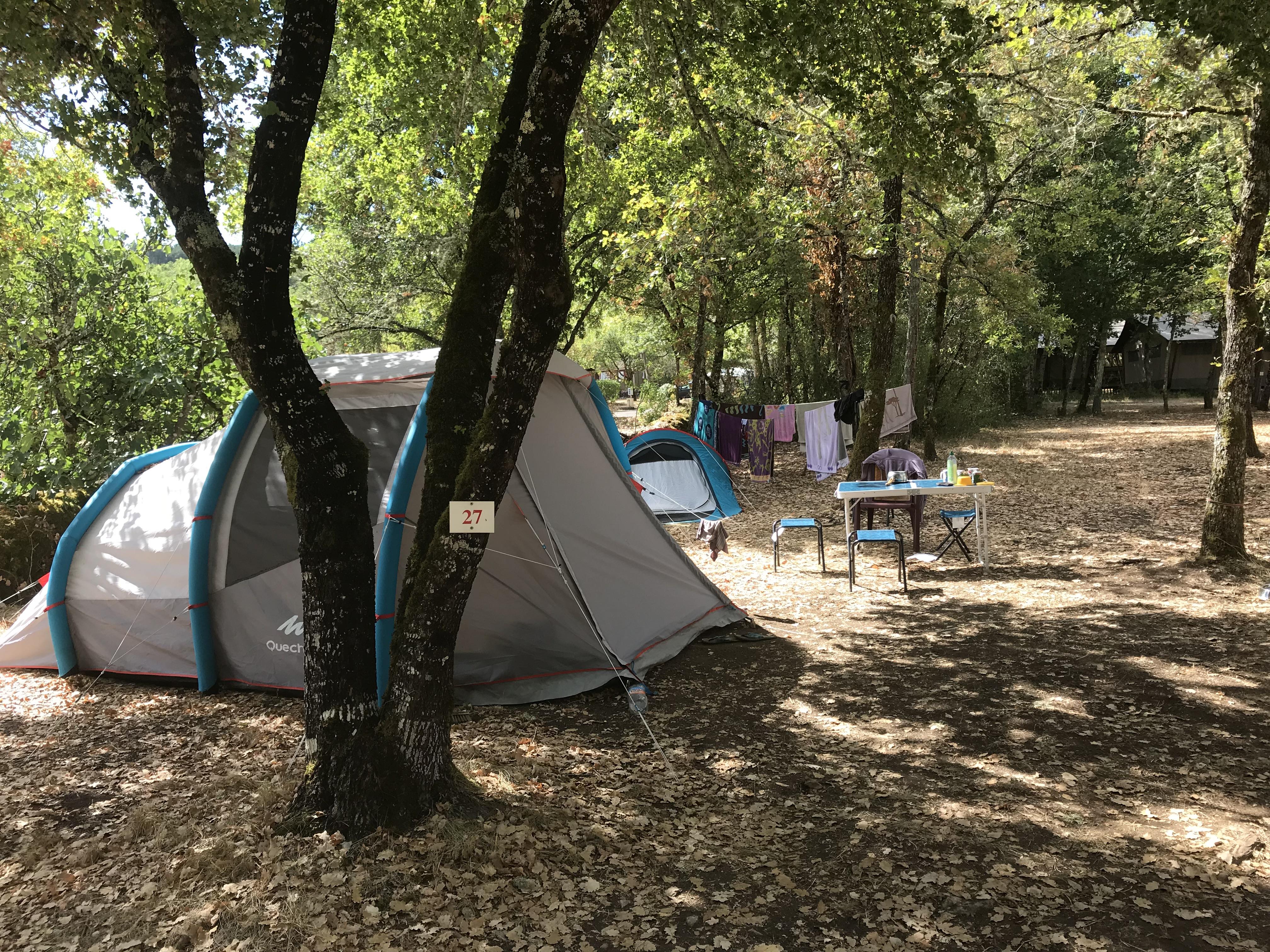 Standplaats TERRACE of WOODEN - 2 pers. pakket (caravan, camper of tent) + 1 auto