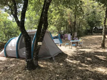 Stellplatz - Stellplatz Terrasse Oder Holzplatz 2 Personen (Wohnwagen, Wohnmobil Oder Zelt) + 1 Auto - Camping La Peyrugue