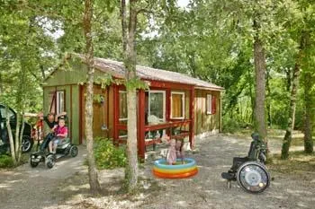 Mietunterkunft - Chalet Bien-Être Behindertengerecht (5 Pers) 2 Zimmer- Klimaanlage- Überdachte Terrasse - Camping La Peyrugue