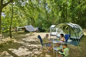 Emplacement Terrasse Ou Bois - Forfait 2 Pers  (Caravane, Camping-Car Ou Tente) + 1 Voiture