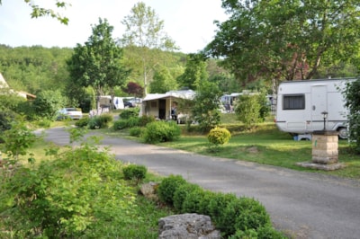 TERRACE pitch - package for 2 people (caravan, motorhome, or tent) + 1 car — 2
