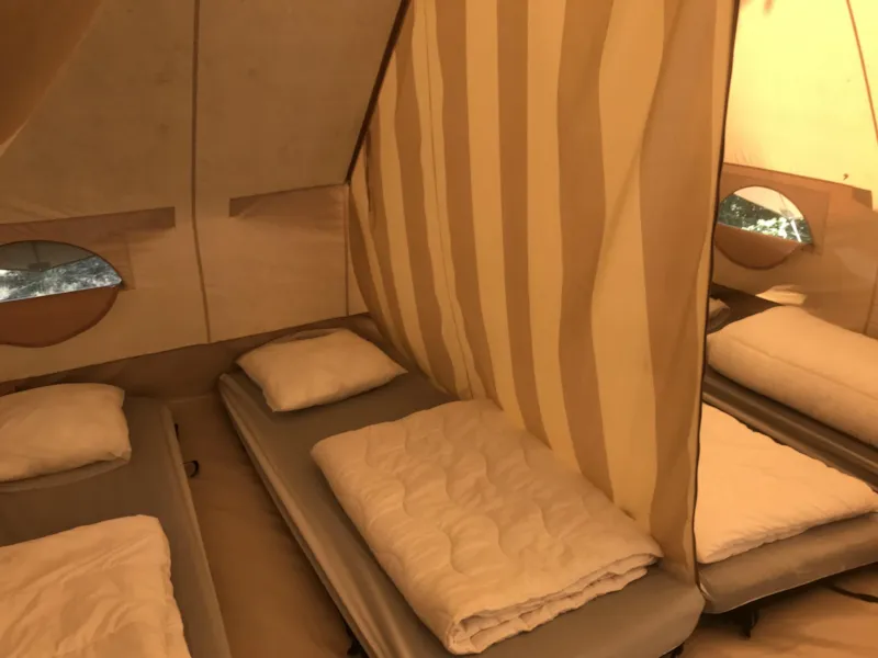 Tente Karsten (4 Pers) 2 Chambres, Salon De Jardin, Réfrigérateur, Camping Gaz.