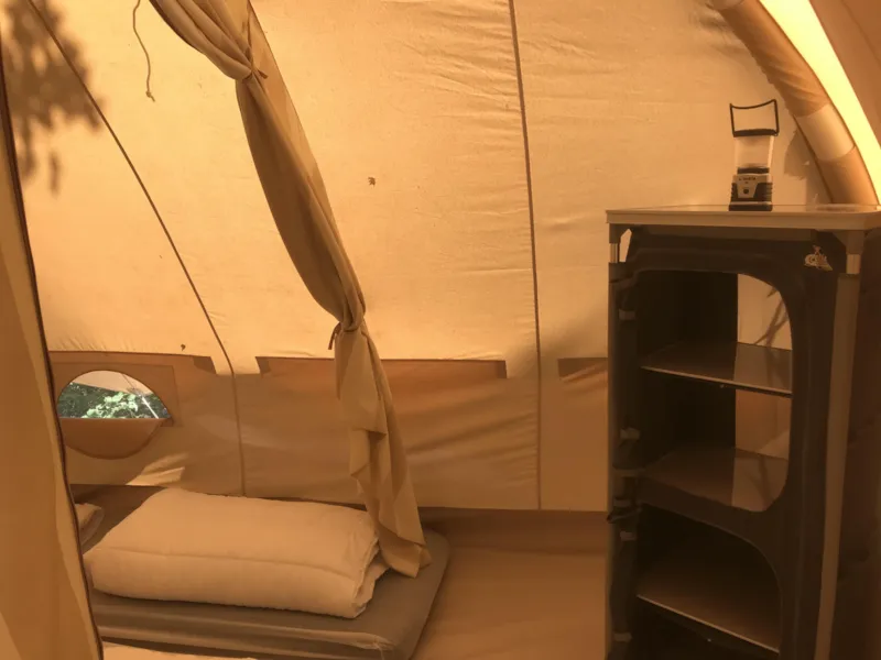 Tente Karsten (4 Pers) 2 Chambres, Salon De Jardin, Réfrigérateur, Camping Gaz.