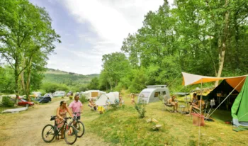 Stellplatz - Stellplatz Panorama 2 Pers. + Strom 100-140M² (1 Wohnwagen Oder 1 Wohnmobil Oder 1 Zelt)+1 Auto - Camping La Peyrugue