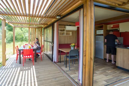 Accommodation - Chalet Noumea (4-5 Pers) 2 Bedrooms - Tv - Air Conditioning - 2 Deckchairs - Covered Terrace - Camping La Peyrugue