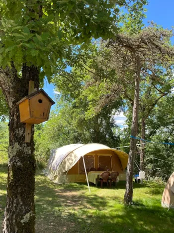 Mietunterkunft - Tente Raclet Safari (4 Pers) 2 Zimmer Mit 2 Betten (160 X 205) -Gartensalon-Ohne Sanitäranlagen - Camping La Peyrugue