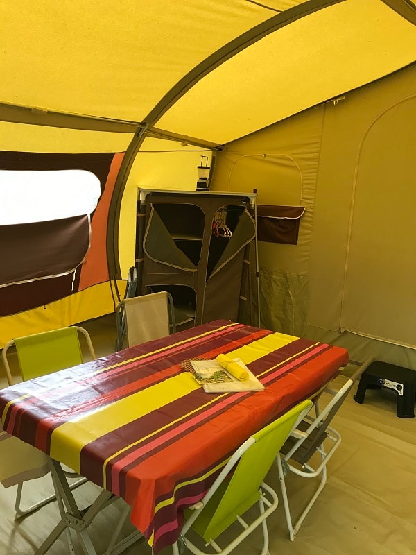 Tente Raclet Safari - 4 Personnes - 2 Chambres Avec 2 Lits (160 X 205) - Cuisine Équipée - Salon De Jardin