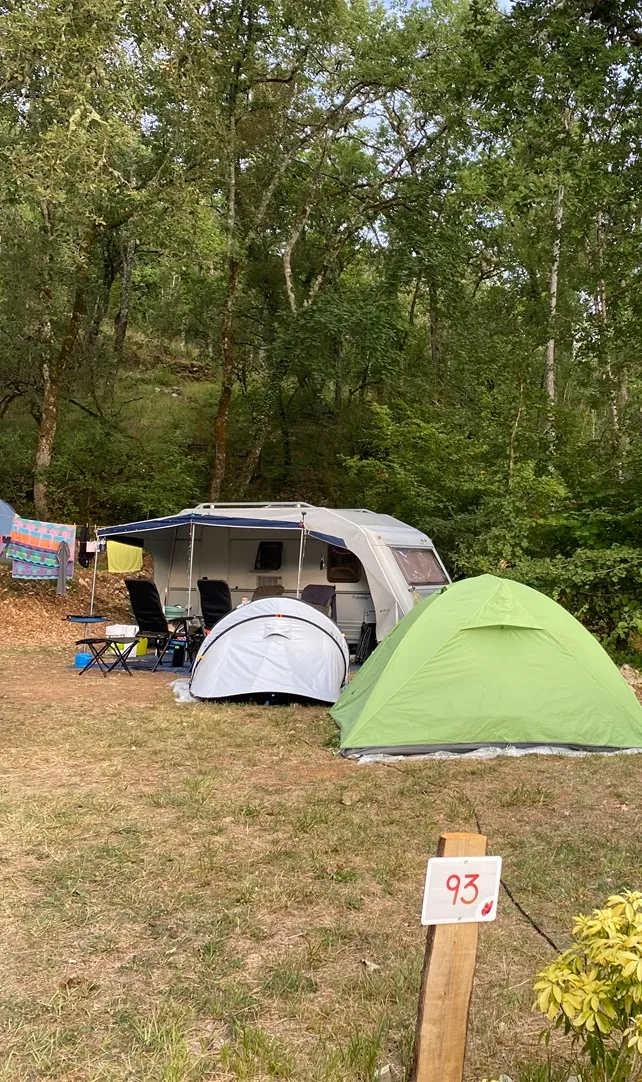Emplacement Panorama 2 Pers+Électricité 100-140M² (1 Caravane Ou 1 Camping-Car Ou 1 Tente)+1 Voiture