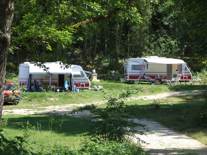 Emplacement Panorama 2 Pers+Électricité 100-140M² (1 Caravane Ou 1 Camping-Car Ou 1 Tente)+1 Voiture