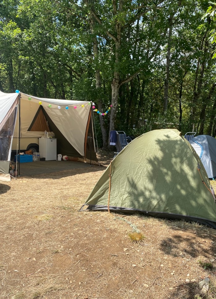 Emplacement Terrasse Ou Bois - Forfait 2 Pers  (Caravane, Camping-Car Ou Tente) + 1 Voiture