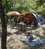Emplacement Terrasse Ou Bois - Forfait 2 Pers  (Caravane, Camping-Car Ou Tente) + 1 Voiture