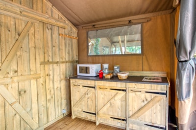 LODGE TENT - 2 bedrooms - Covered terrace with bench seating - No bathroom facilities — 2