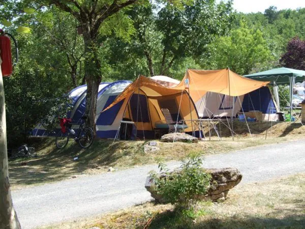 Emplacement Terrasse - Forfait 2 Pers  (Caravane, Camping-Car Ou Tente) + 1 Voiture