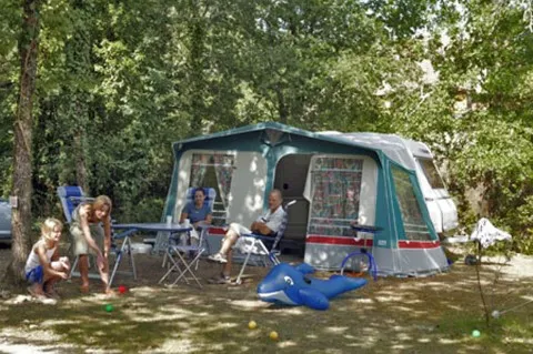 Emplacement Sous-Bois - Forfait 2 Pers  (Caravane Ou Camping-Car Ou Tente) + 1 Voiture