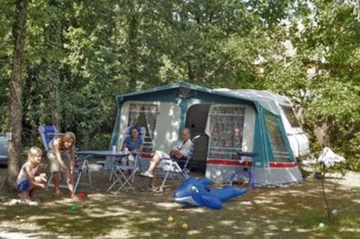 Underwood pitch - Package for 2 people (caravan, motorhome, or tent) + 1 car — 2