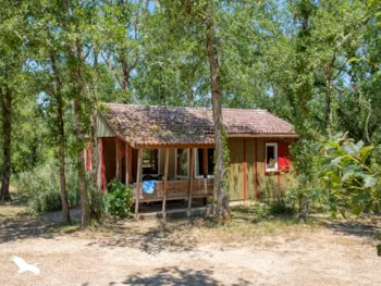 Mietunterkunft - Chalet Bien-Être, Geeignet Für Personen Mit Eingeschränkter Mobilität – 2 Schlafzimmer – Klimaanlage – Überdachte Terrasse - Camping La Peyrugue