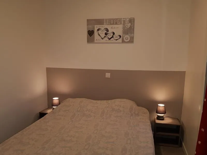 Gîte 9 Personnes Avec Télévision, 2 Chambres, Terrasse, Jardin Privatif Clôturé