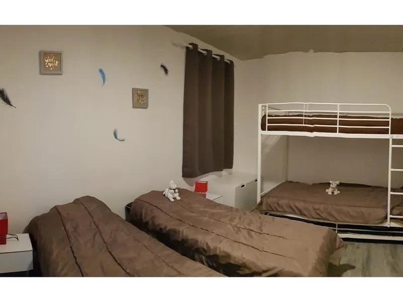 Gîte 9 Personnes Avec Télévision, 2 Chambres, Terrasse, Jardin Privatif Clôturé