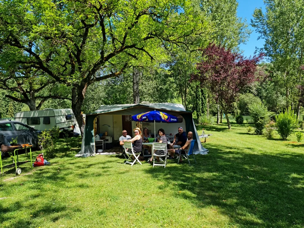 Standplaats (tent, caravan of camper) + 1 auto + 1 personen