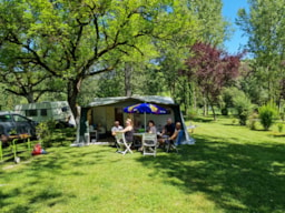 Kampeerplaats(en) - Standplaats (Tent, Caravan Of Camper) + 1 Auto + 1 Personen - CAMPING LE VERDOYANT