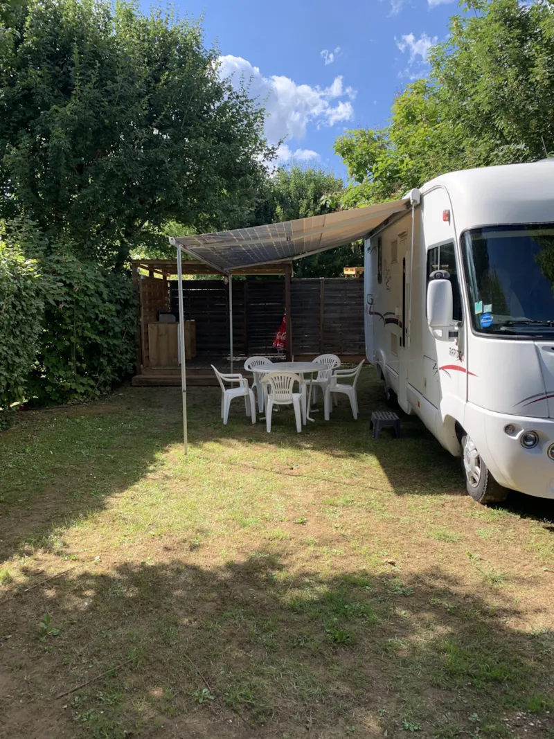 Emplacement 2 Pers Grand Confort + 110 M2 Électricité Terrasse Couverte En Bois Avec Le Frigo ,Et La Plancha .