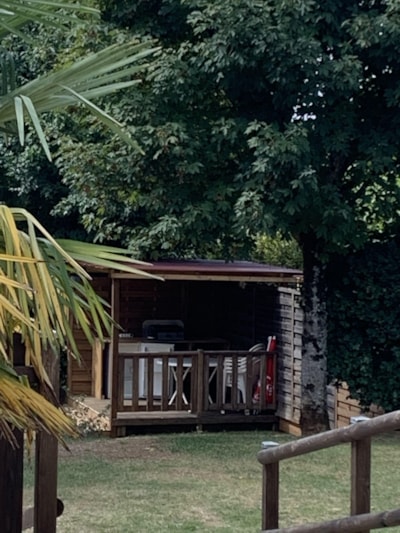 Grand Comfort+ pitch, 110 m² - electricity - covered wooden terrace - refrigerator and plancha grill