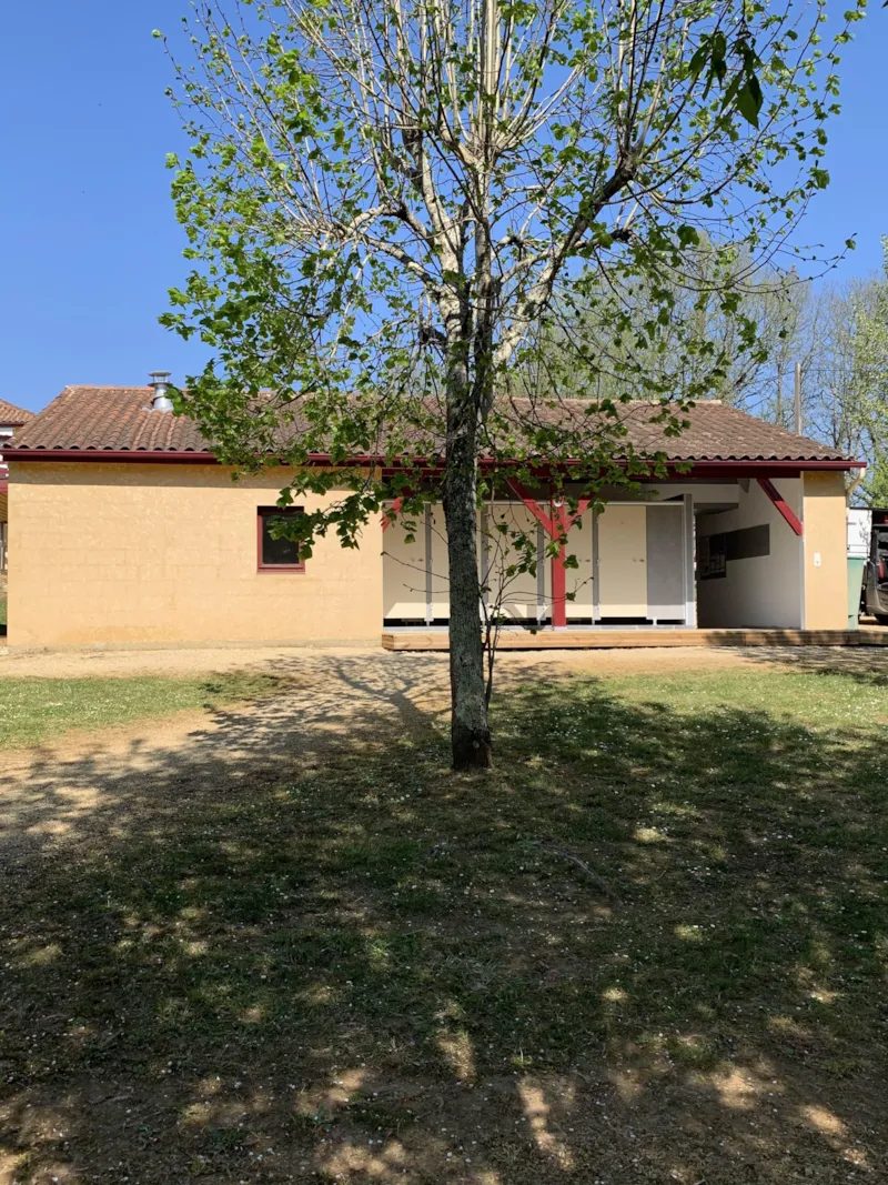 Emplacement 2 Pers Grand Confort + 110 M2 Électricité Terrasse Couverte En Bois Avec Le Frigo ,Et La Plancha .