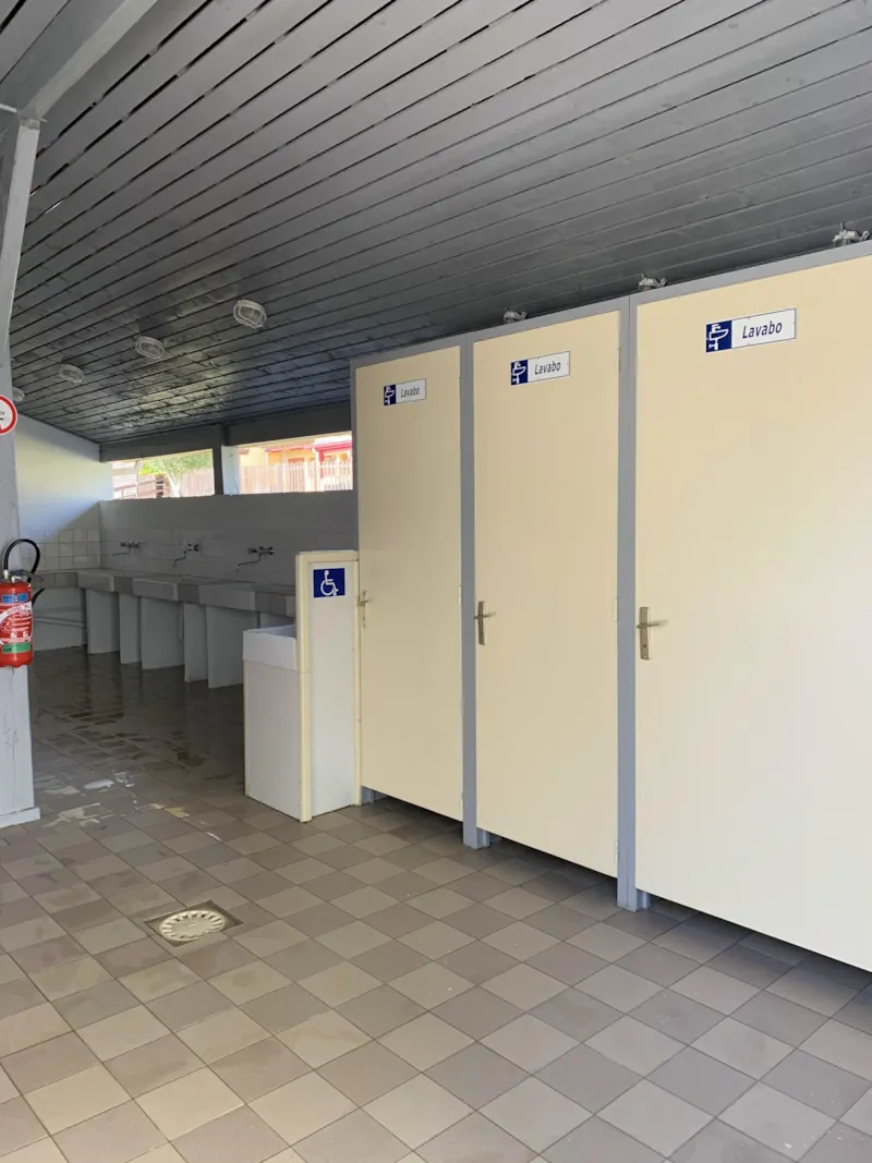 Emplacement 2 Pers Grand Confort + 110 M2 Électricité Terrasse Couverte En Bois Avec Le Frigo ,Et La Plancha .