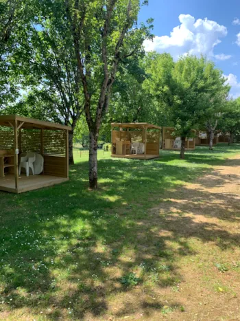 Stellplatz - Stellplatz Grand Confort + 110 M2 - Camping les Poutiroux