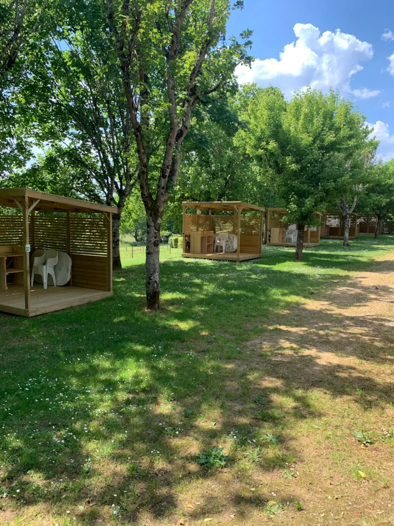 Emplacement 2 Pers Grand Confort + 110 M2 Électricité Terrasse Couverte En Bois Avec Le Frigo ,Et La Plancha .