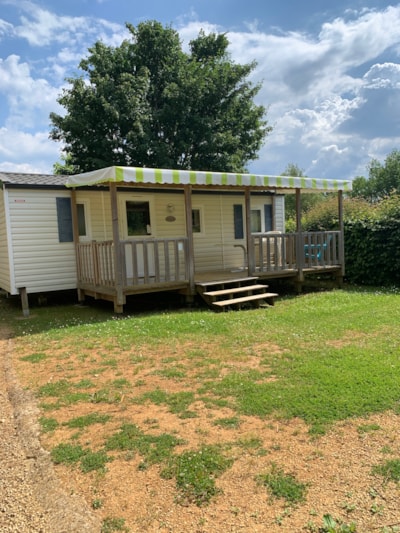 3-bedroom mobile home with covered terrace