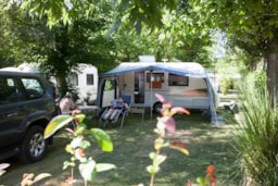 Emplacement - Forfait Confort Sans Électricité (Tente, Cravane Ou Camping -Car - 1 Voiture) - CAMPING LA LENOTTE ***