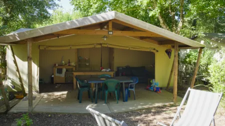 Location - Tente Lodge Cotton 2 Chambres (Avec Sanitaire) - CAMPING LA LENOTTE 