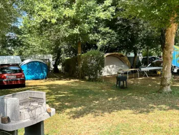 Stellplatz - Komfortstellplatz – Zelt, Wohnwagen Oder Wohnmobil – 1 Auto - CAMPING LA LENOTTE 