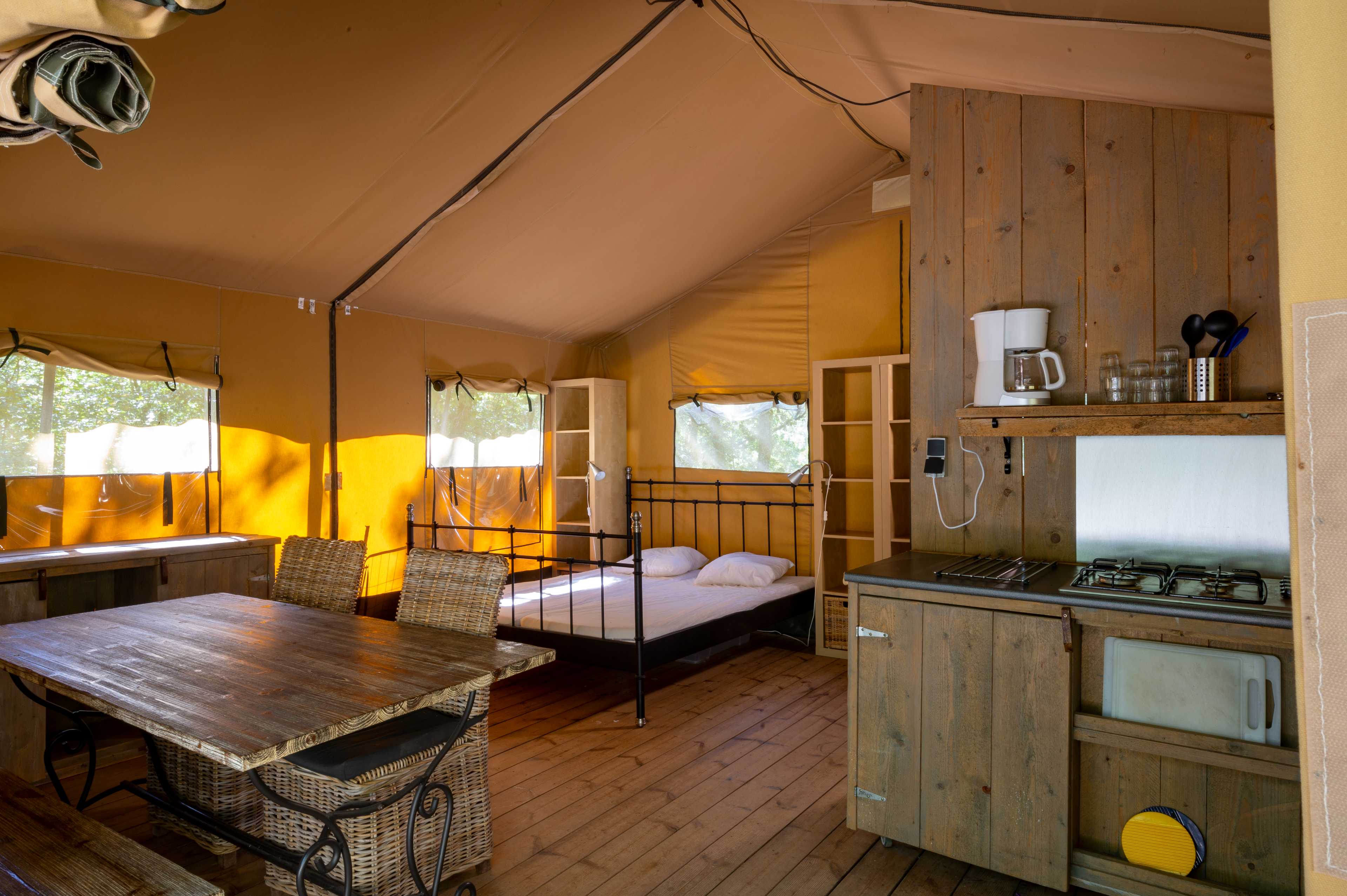 Location - Tente Lodge Combarelles 35M² Sans Sanitaire - Camping Le Pech Charmant