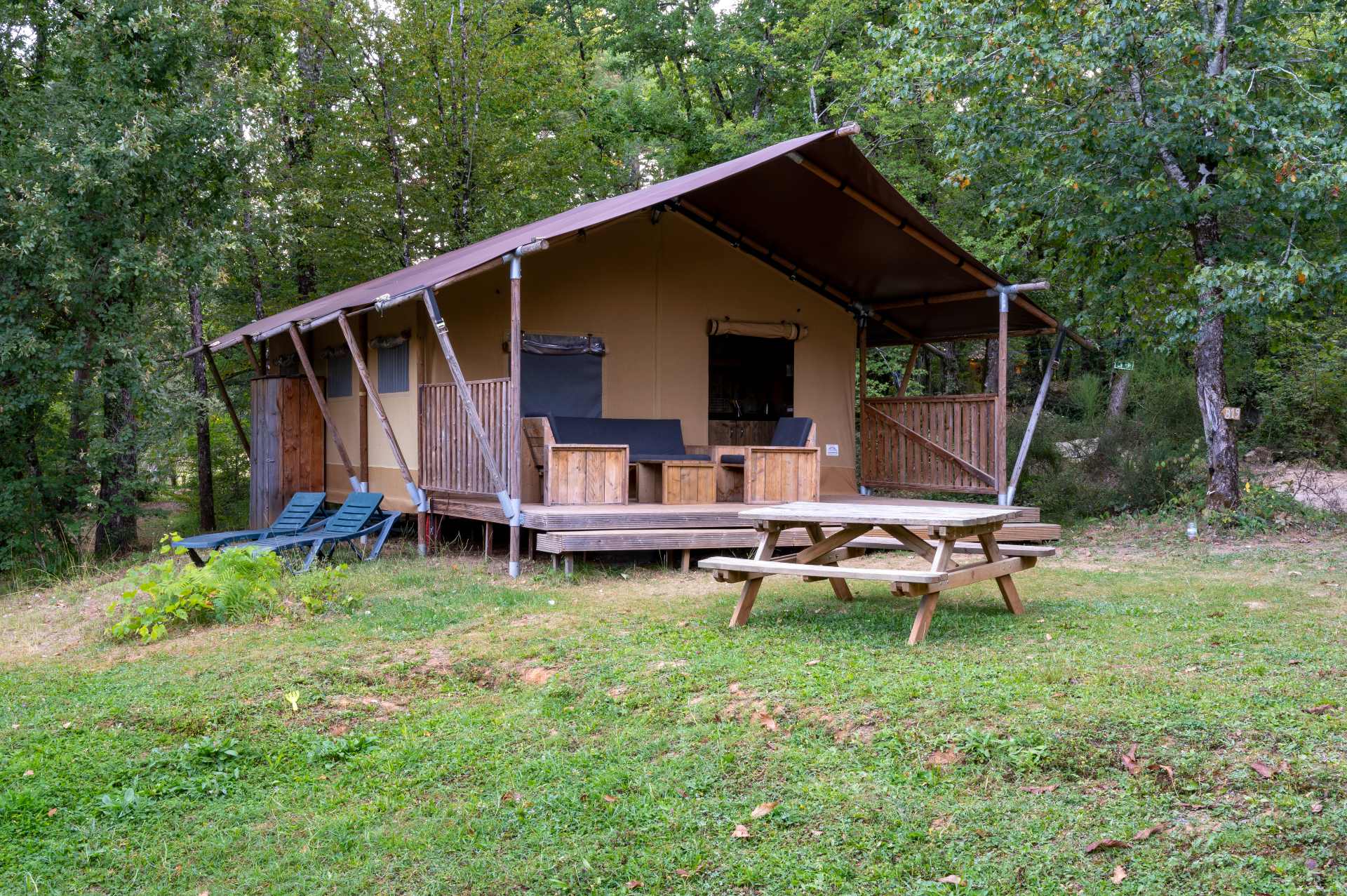 Location - Tente Lodge Font De Gaume 48 M² Avec Sanitaires - Camping Le Pech Charmant