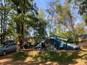 Stellplatz - Xl Stellplatz + Mit Sanitäranlagen - Camping Le Pech Charmant