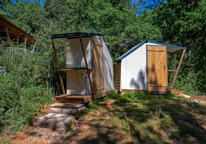 Emplacement Xl + Sanitaire Privé