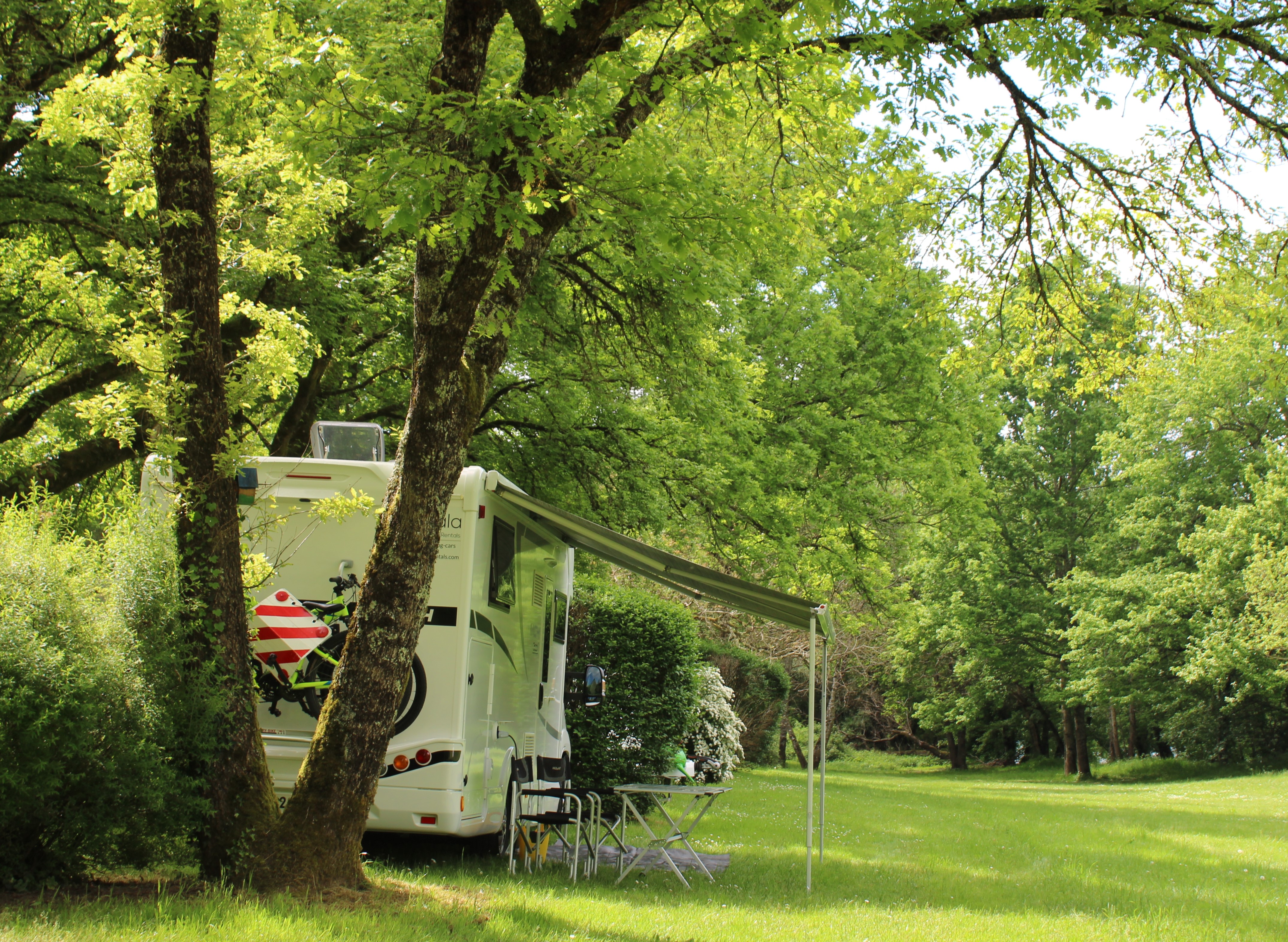 Pitch - Pitch + 1 Vehicle - Camping Le Port de Limeuil