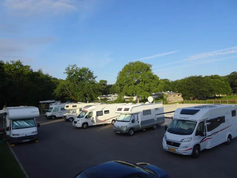 Aire De Camping-Car Avec Électricité