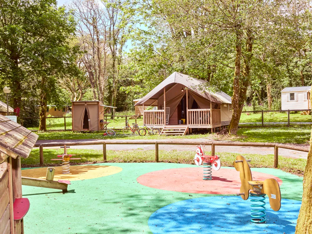 Location - Tente Safari 2 Chambres + Emplacement Privilège - Camping Les Jardins du Morbihan 