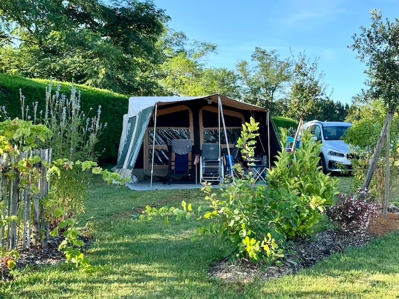 Emplacement de camping PREMIUM en prairie (avec elec.)
