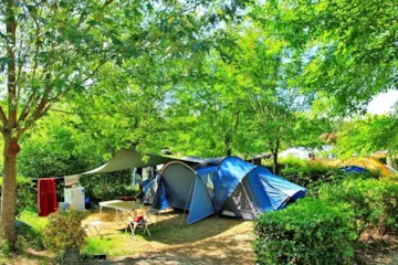 Kampeerplaats(en) - Forfait Confort Pakket: Standplaats + 1 Voertuig + Tent Of - Camping Domaine de Fromengal