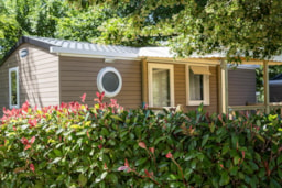 Accommodation - Mobilhome Nature 28 M2 - 2 Chambres - Terrasse Semi-Couverte - Camping Domaine de Fromengal