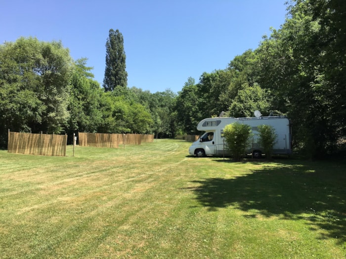 Emplacement Camping Car 1 Véhicule Avec Électricité