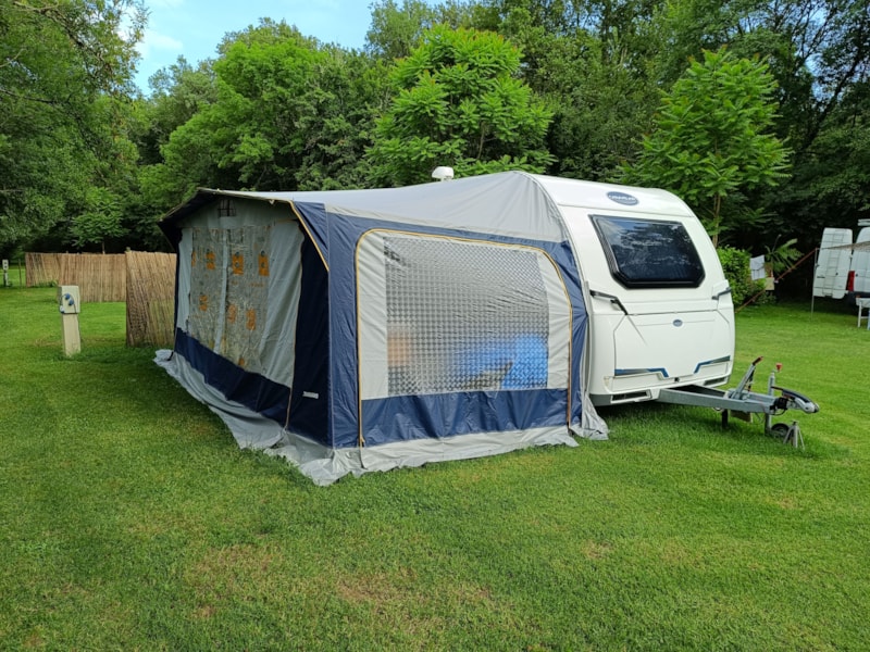 Caravan met luifel