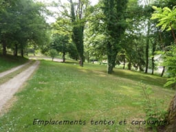 Pitch - Naked Place (Tent, Caravan, Camper) - Camping Les Jardins de l'Abbaye