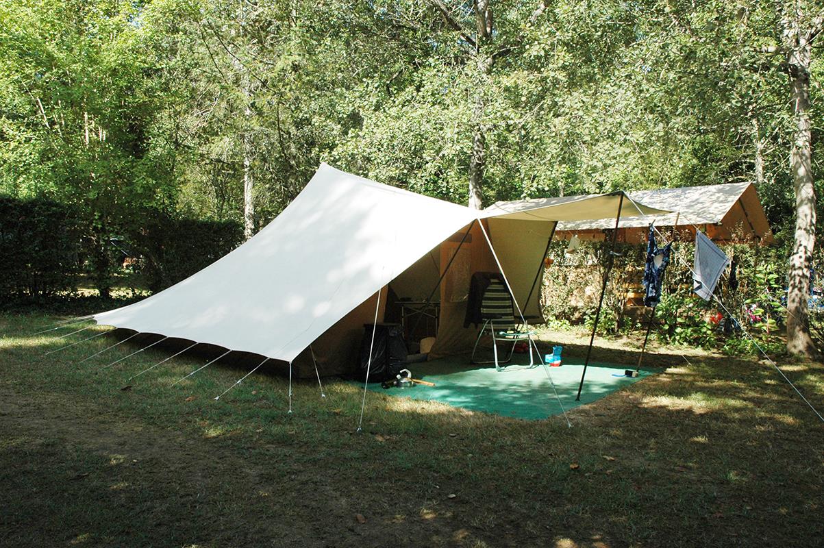 Forfait Confort : Emplacement + 1 voiture + tente, caravane ou camping-car + électricité