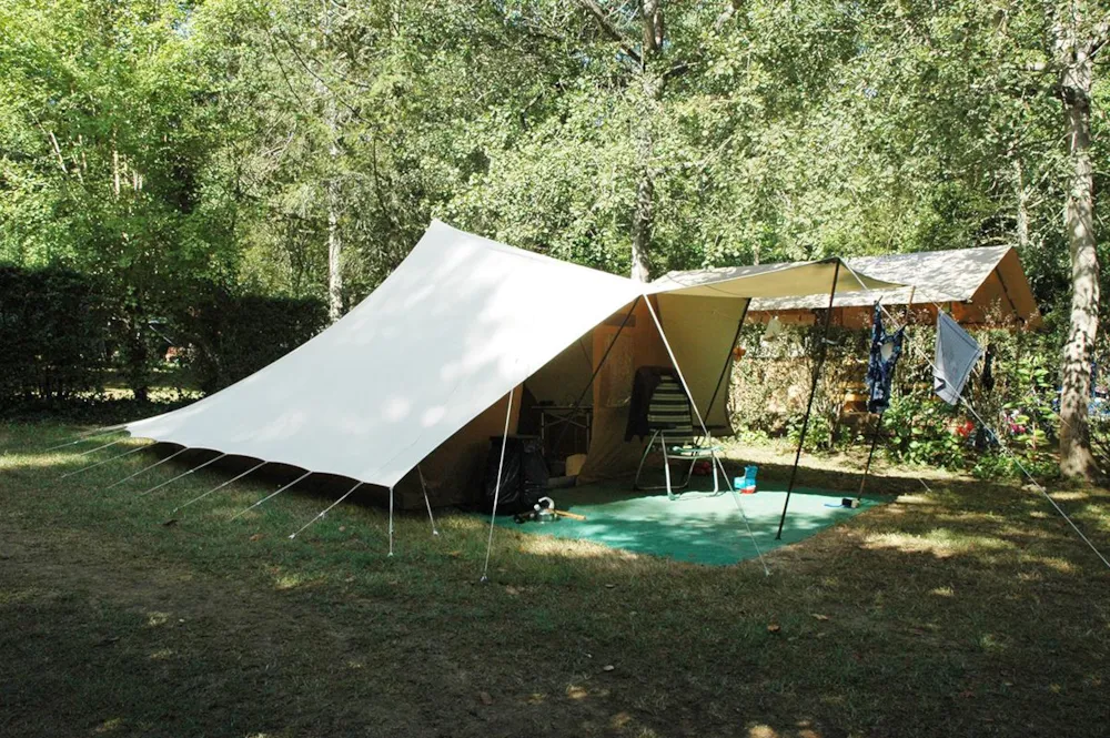Forfait Comfort : Piazzola per tenda, roulotte o camper + 1 auto + elettricità